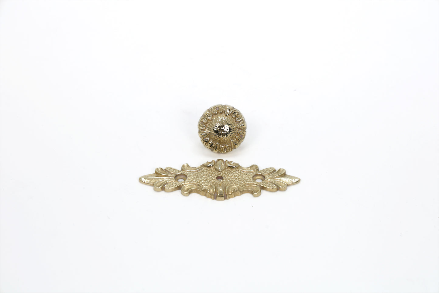 Imperial Crest Brass Knob – Ornate Handle with Decorative Backplate