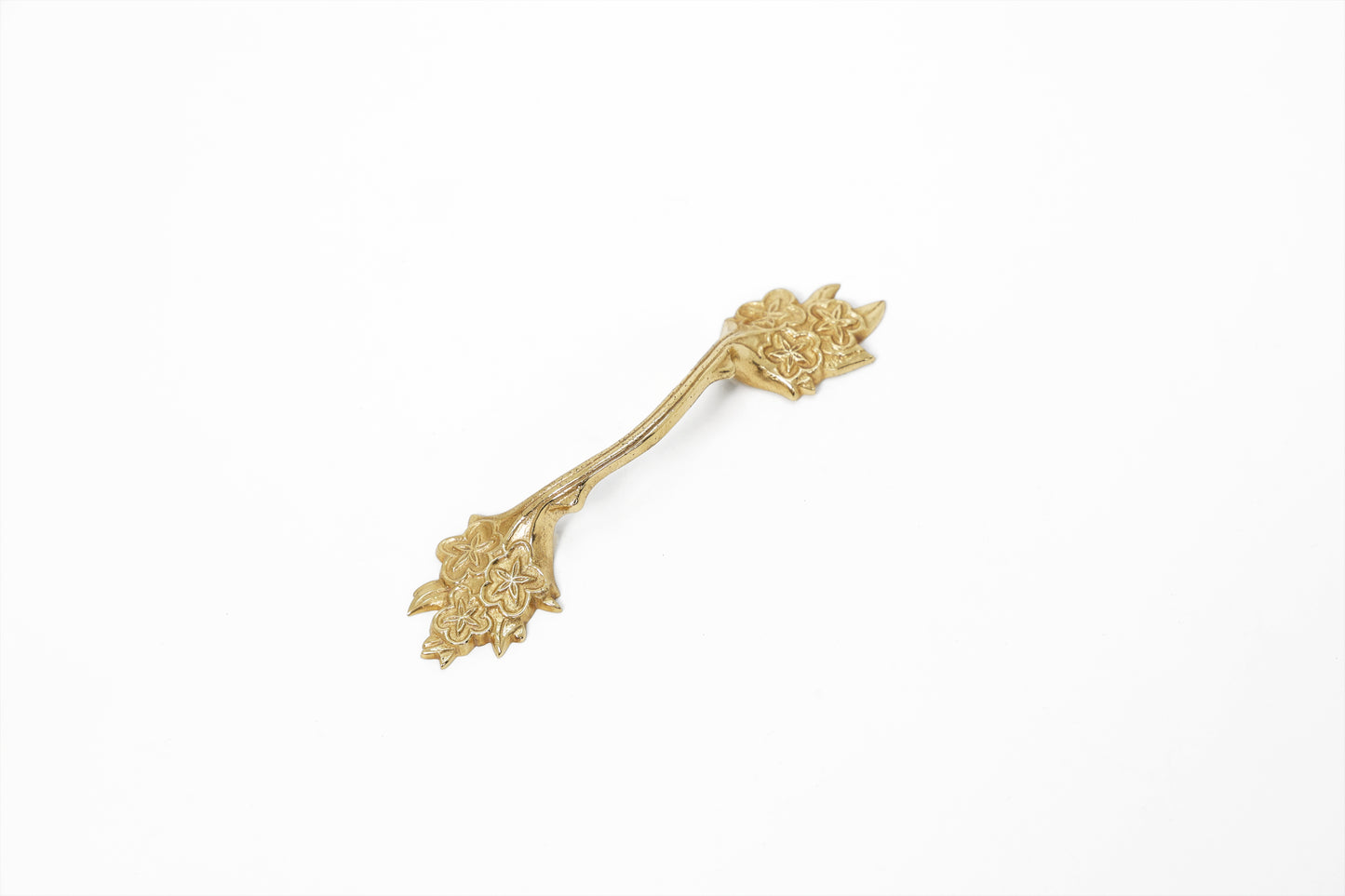Everleaf Brass Pull – Nature’s Silhouette in Solid Brass